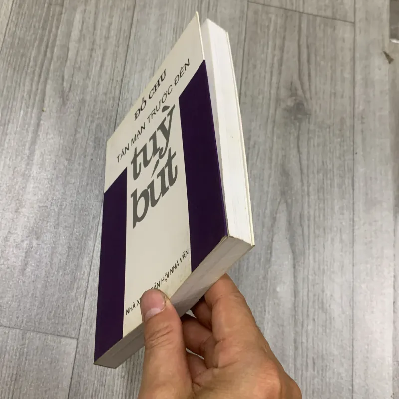 Tản mạn trước đèn tuỳ bút. Có chữ ký tặng. 1a5 1002852