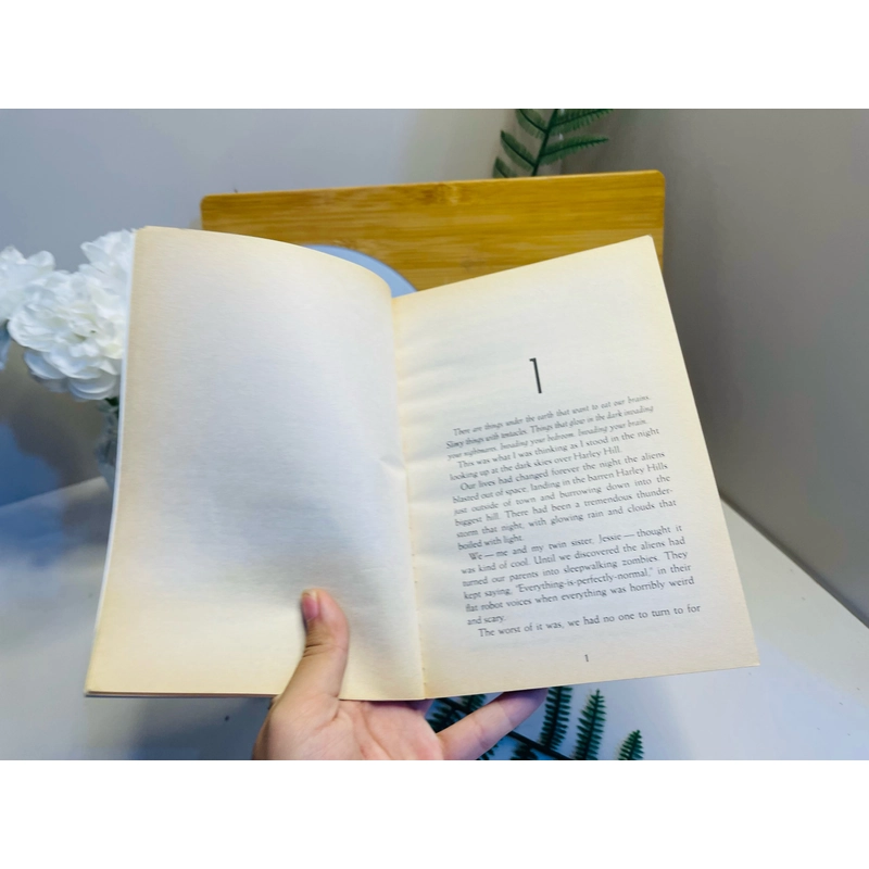[Sách 2hand từ US] Like new 90% - Visitors: Things (Book II) 474515