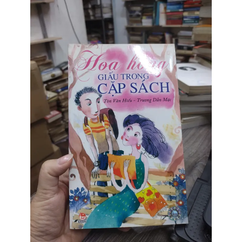 Sách: Hoa hồng giấu trong cắp sách (B1) Tác giả: Tôn Vân Hiểu - Trương Dẫn Mặc 696803