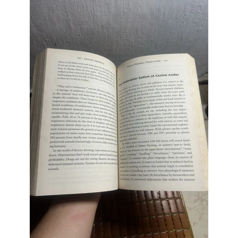 Eating Animal - Jonathan Safran Foer (sách real, còn tốt) 928670