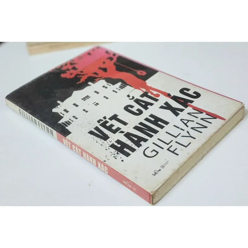 Tiểu thuyết VẾT CẮT HÀNH XÁC - Gillian Flynn  716948