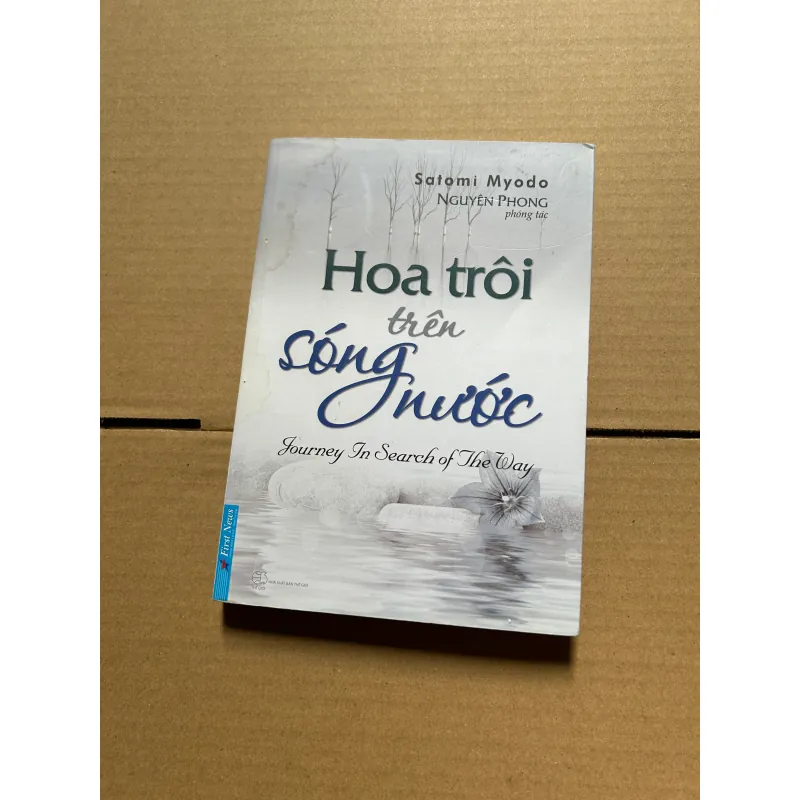 Hoa trôi trên sóng nước (ướt bìa) 1032764