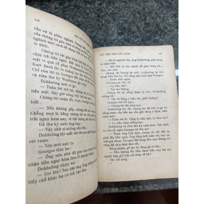 Đài tưởng niệm đen của bầy diều hâu gãy cánh Erich Maria Remarque XB 1973 787247