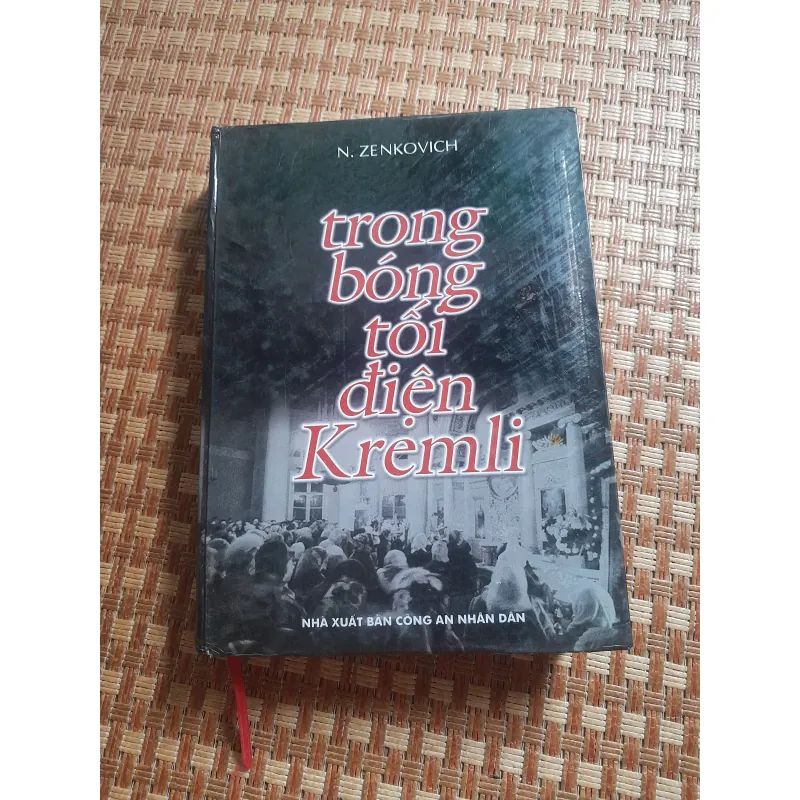 TRONG BÓNG TỐI ĐIỆN KREMLI 1024856