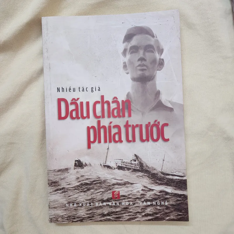Dấu chân phía trước | nhiều tác giả  1000355