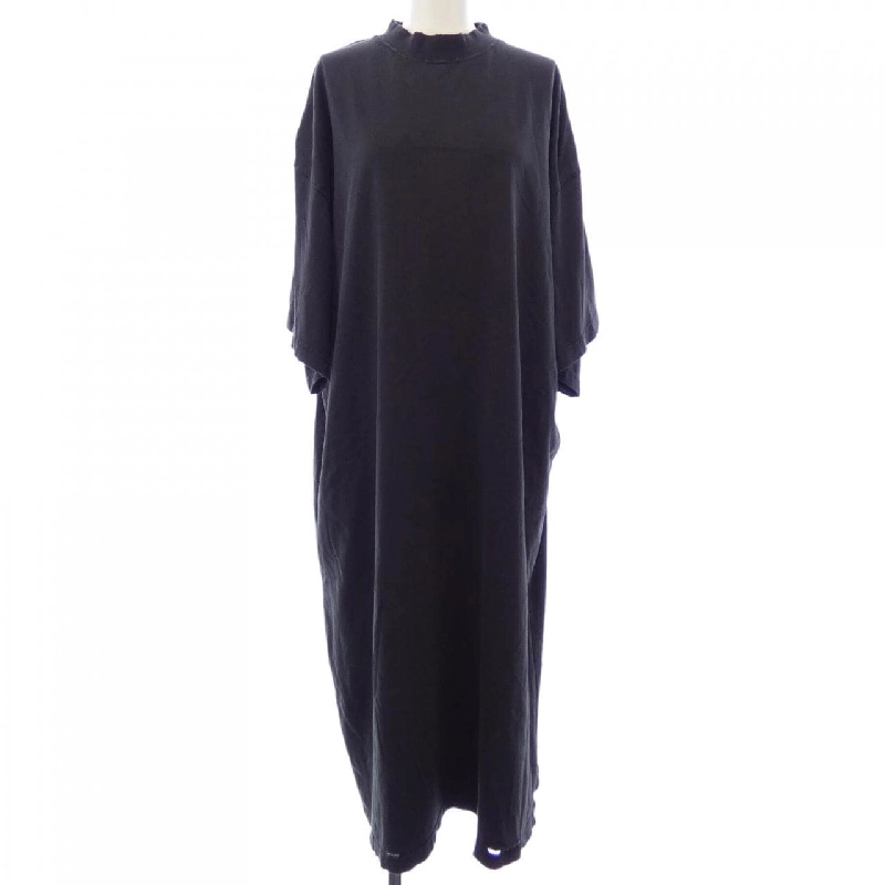 Áo thun T-painted BALENCIAGA 777750 TRVT9 646390