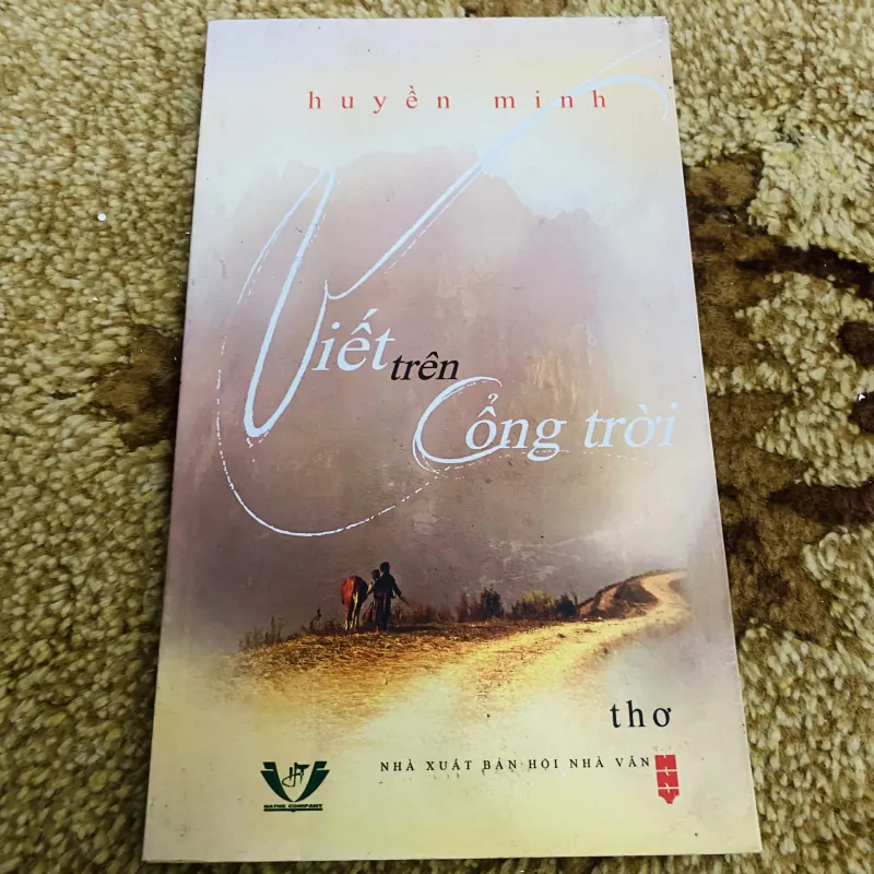 Viết trên cổng trời - Huyền Minh - có ký tác giả 973162