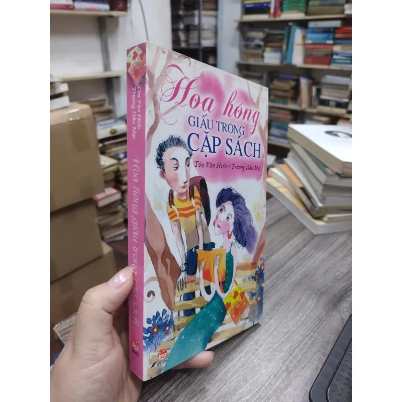 Sách: Hoa hồng giấu trong cắp sách (B1) Tác giả: Tôn Vân Hiểu - Trương Dẫn Mặc 696803