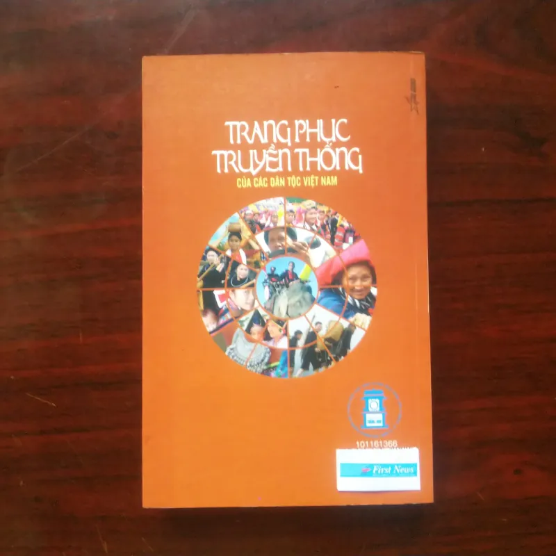 [Sách Văn Hóa] Trang Phục Truyền Thống Của Các Dân Tộc  Việt Nam (Đăng Trường & Hoài Thu) 994627