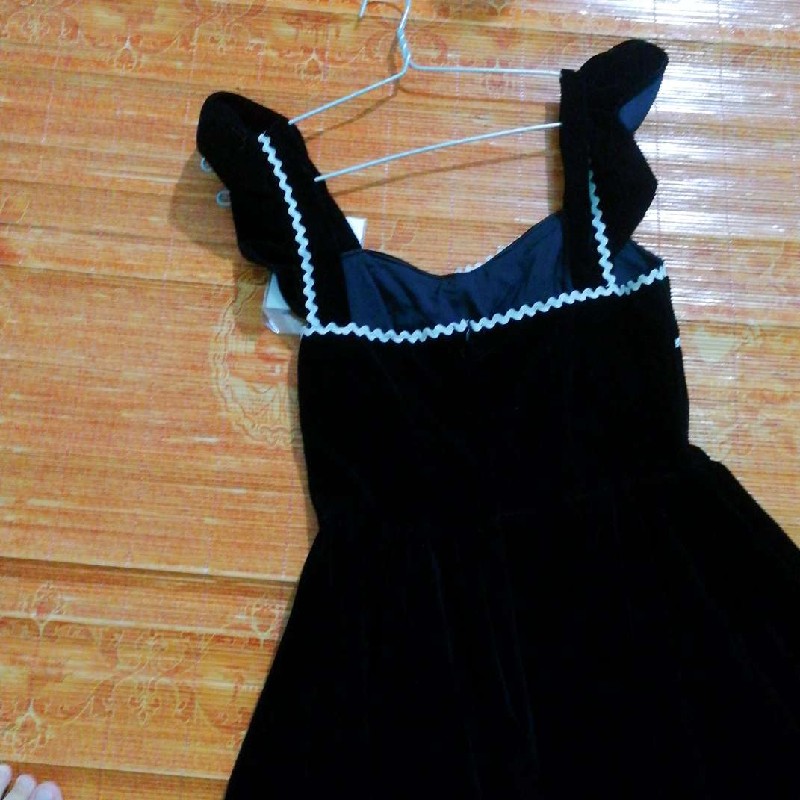 Váy Thiếu Nữ Đài Các Nhung Đen Mới 100% Size S 17961