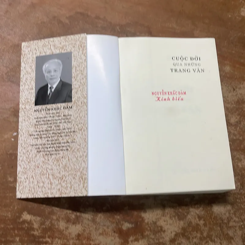 CUỘC ĐỜI QUA NHỮNG TRANG VĂN ( LÝ LUẬN PHÊ BÌNH) - NGUYỄN KHẮC ĐÀM 682064