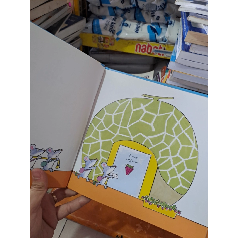 Truyện tranh tiếng hàn 8 chú chuột mới 90% bìa cứng HCM0808 Sách ngoại văn 923770