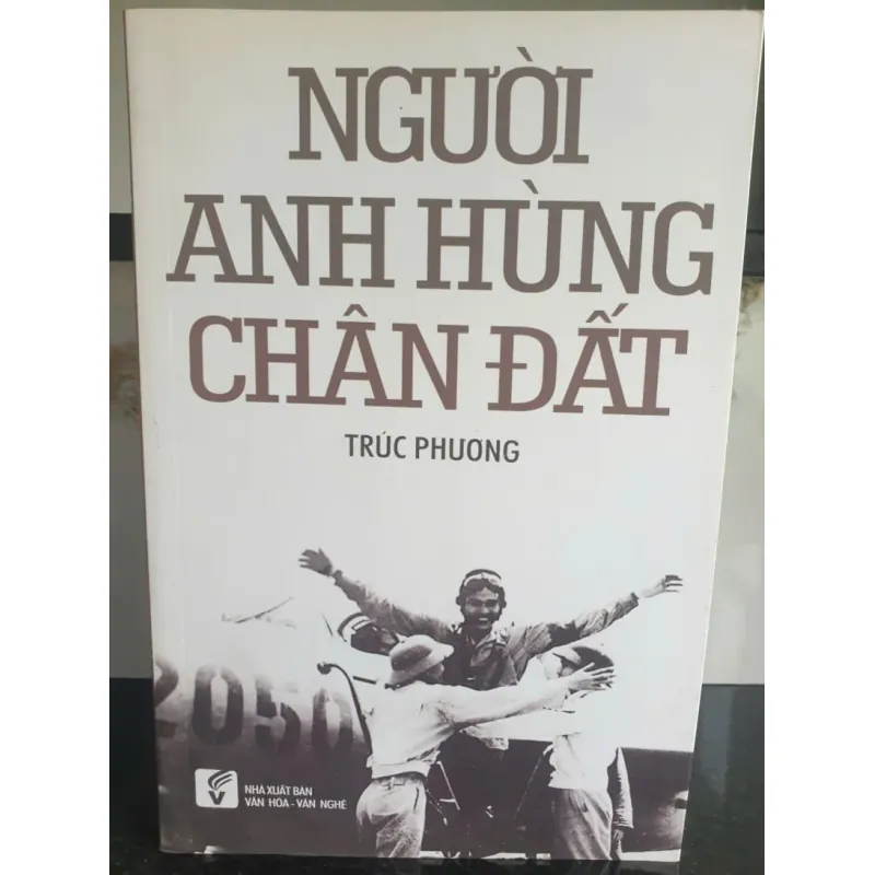Người Anh Hùng Chân Đất - Trúc Phương mới 90% 692863