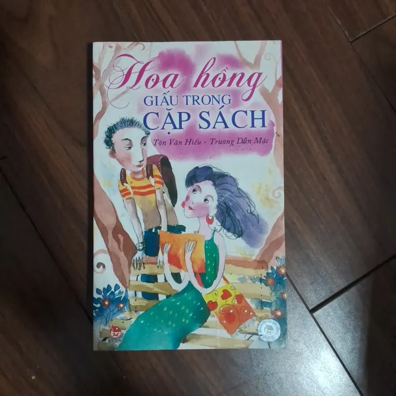 Hoa hồng giấu trong cặp sách  706607