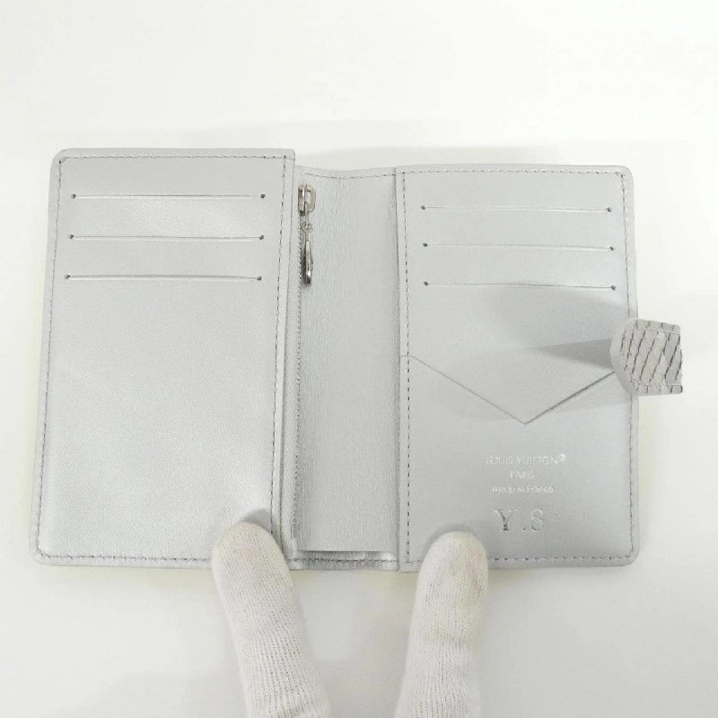 Ví da compact LV Vertikal bằng da kỳ lạ của Louis Vuitton N89118 - Hàng hiệu Authentic 771639