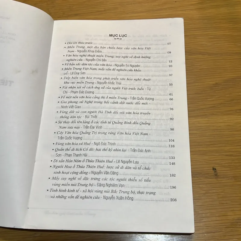 Tiếp Cận Văn Hoá Nghệ Thuật Miền Trung Huế - 2004 760243