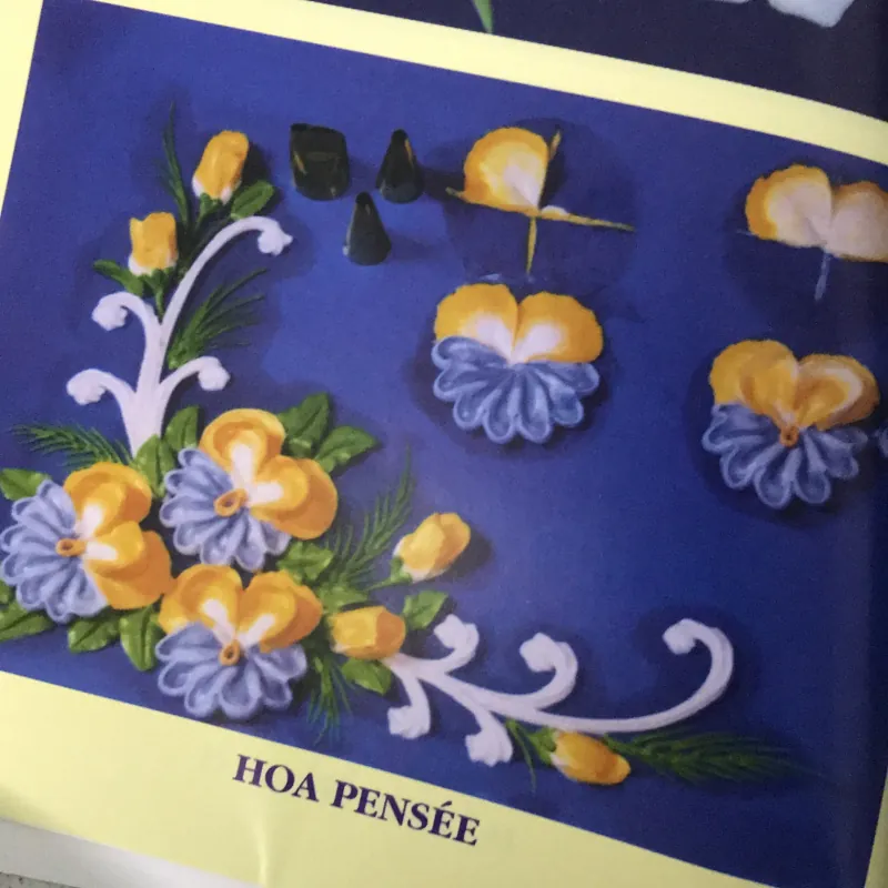 Sách dạy sử dụng đuôi bắt kem và trang trí bánh 971703