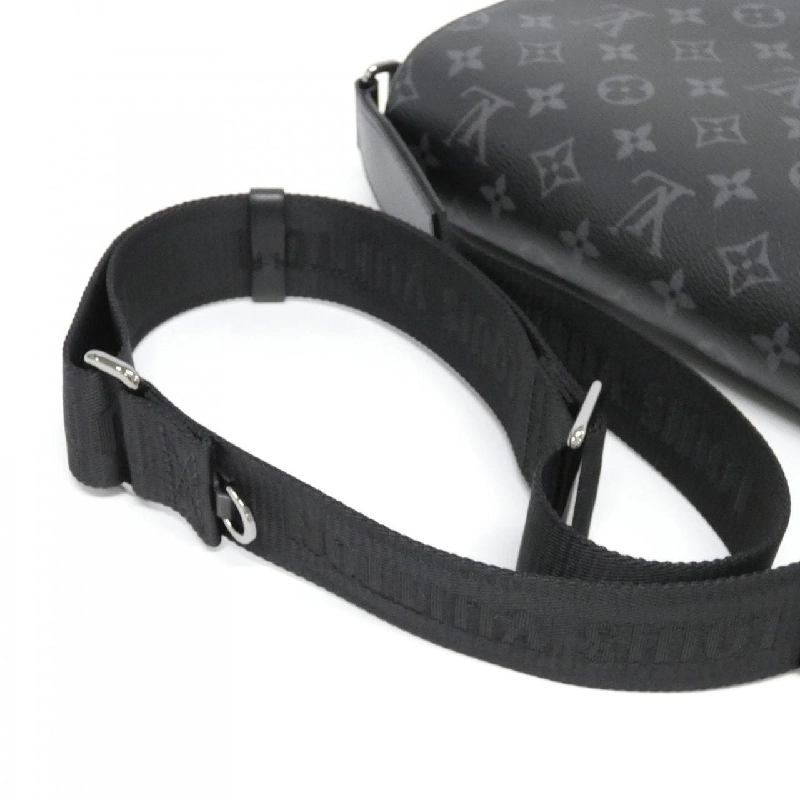 Túi đeo vai Louis Vuitton Monogram Eclipse District PM M46255 610991
