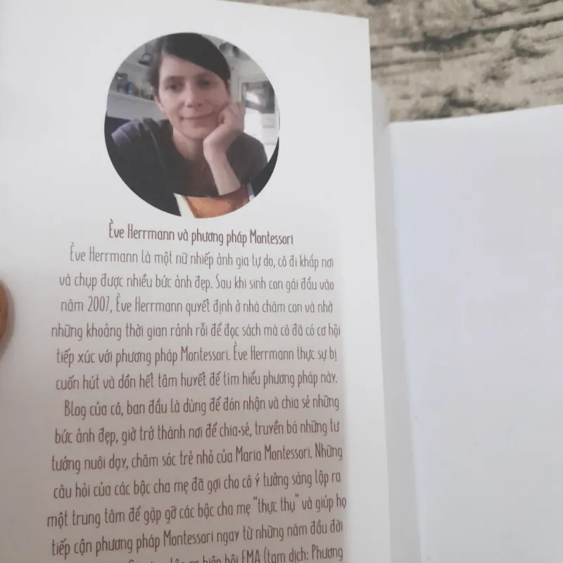 Dạy trẻ theo Montessori- 100 hoạt động. Con không làm cây trong lồng kính 787174