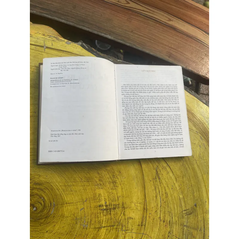 THỂ DỤC THỂ THAO TRONG GIA ĐÌNH bìa cứng in tại Liên Xô (cũ) 798907