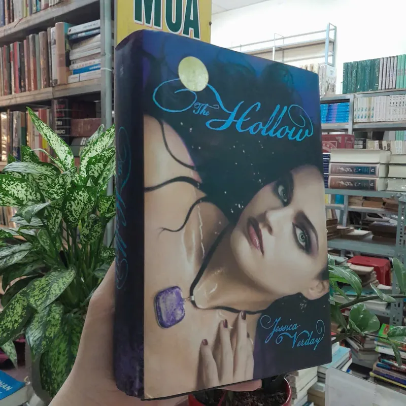 THE HOLLOW - FESSICA VERDAY 977380