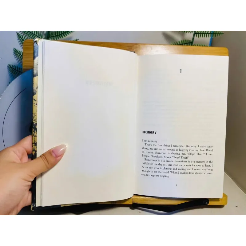 [Sách tiếng Anh 2hand] Like new 90% - 🍂 Milkweed – Jerry Spinelli 🌧️ 961024