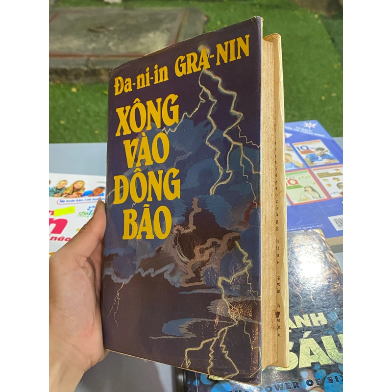 XÔNG VÀO DÔNG BÃO - ĐANIIN GRANIN 308885