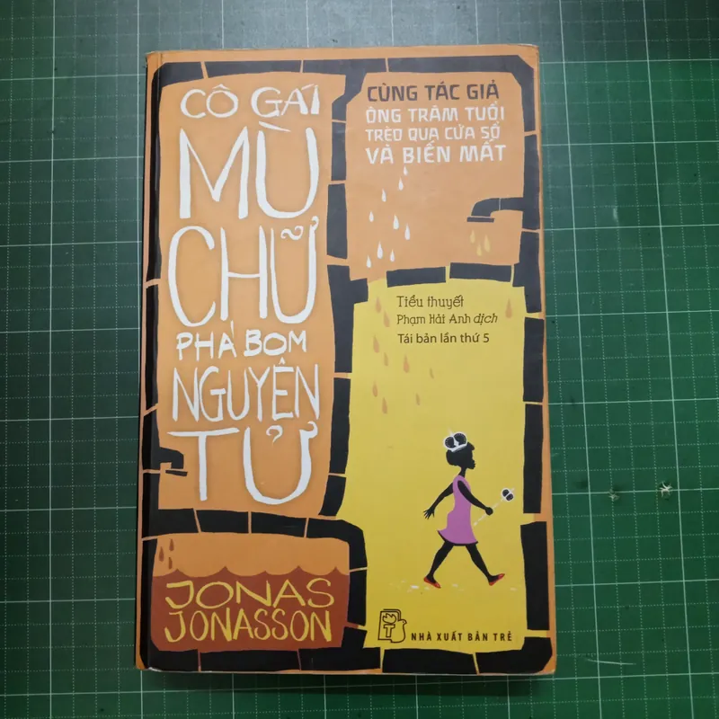 Cô gái mù chữ phá bom nguyên tử 563890