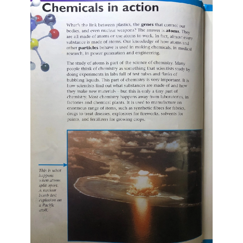 Atoms Chemicals in Action BÌA CỨNG mới 85% bẩn nhẹ Chris Oxlade HPB2607 NGOẠI VĂN 351806