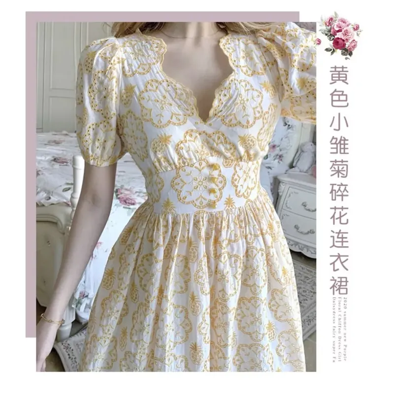 Đầm hoa văn thêu xinh xắn 573458