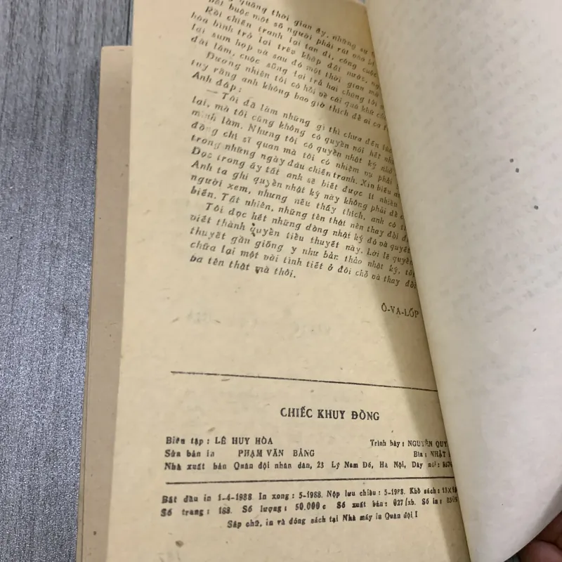 Chiếc khuy đông, truyện tình báo. 10a2 1025695