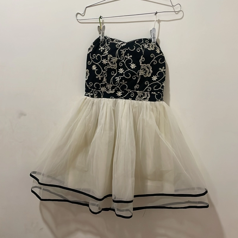 đầm ngang ngực ôm eo 70% 528038