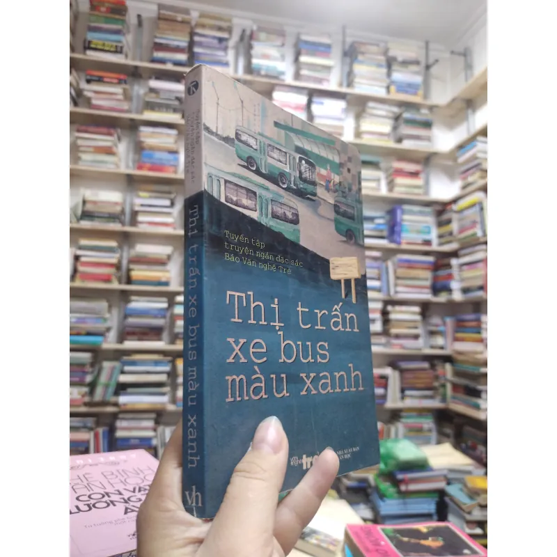 Sách: Thị trấn xe bus màu xanh - Tuyển tập truyện ngắn đặc sắc Báo Văn Nghệ Trẻ (A2) 576624