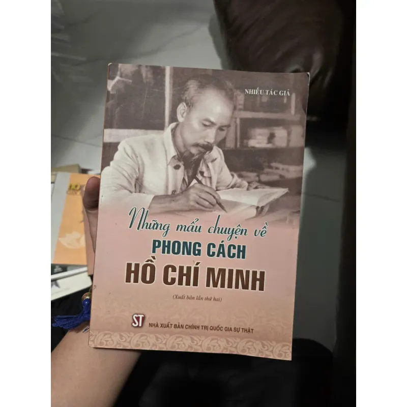 NHỮNG MẨU CHUYỆN VỀ PHONG CÁCH HỒ CHÍ MINH 1041301