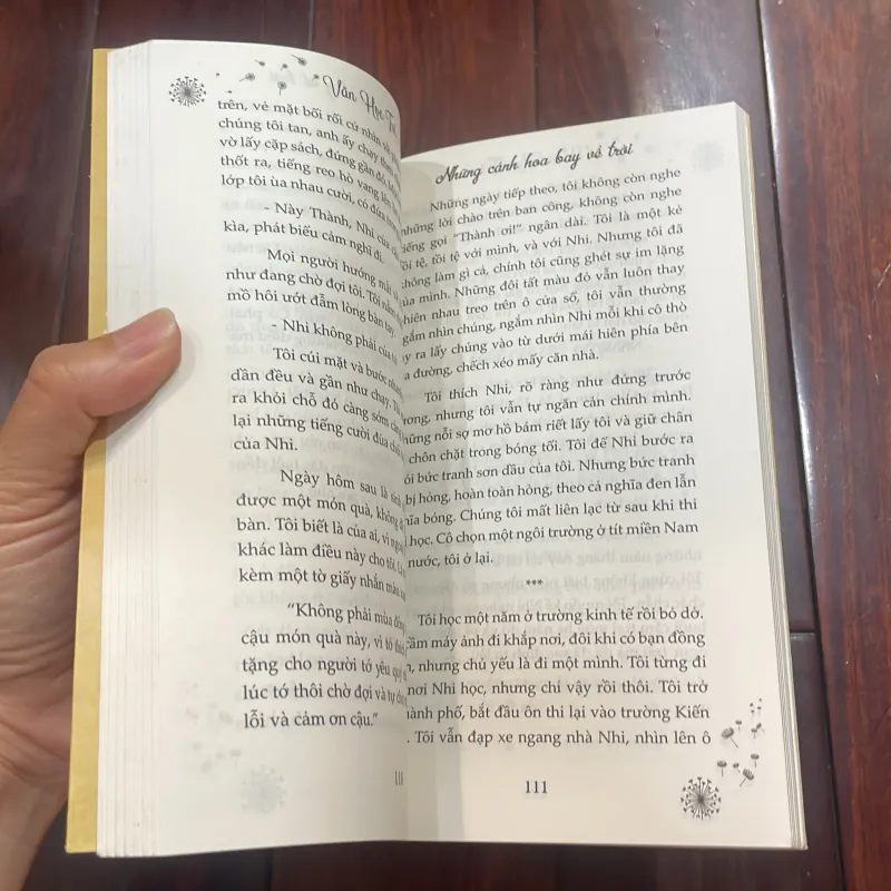 Văn học trẻ - những cánh hoa bay về trời nxb LD 2017  1025872