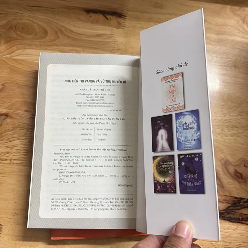 II Sách Tâm Linh: Nhà Tiên Tri Vanga _ Và Vũ Trụ Huyền Bí - ANNA MARIANIS - 2021 702689