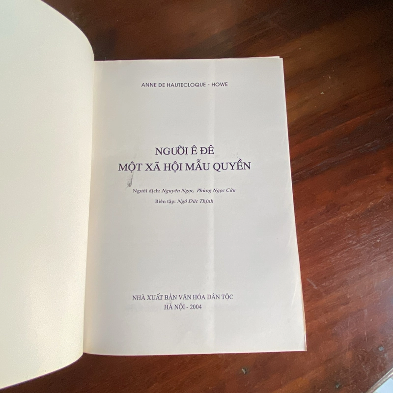 NGƯỜI Ê ĐÊ - MỘT XÃ HỘI MẪU QUYỀN (Bản in năm 2004) 456156