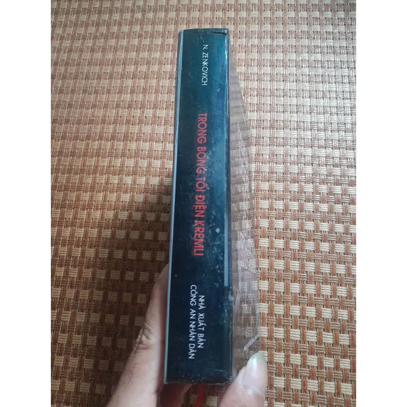 TRONG BÓNG TỐI ĐIỆN KREMLI 1024856