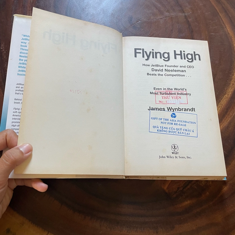 II Flying High _ Even In The World’s Most Turbulent Industry - James Wynbrandt - 2004 443189
