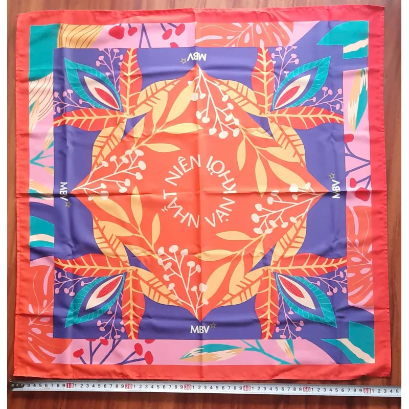 Khăn choàng MBV đi biển thổ cẩm nữ 1026781