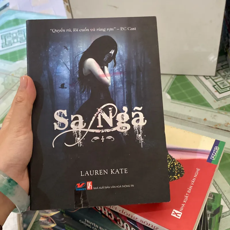 Sa Ngã của tác giả Lauren Kate 994255