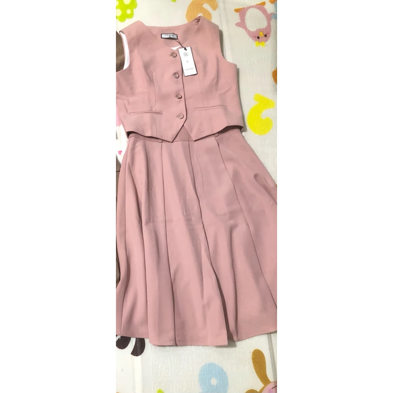 Set đầm gile phối chân váy màu hồng new tag cực kỳ xinh của Cherry . Set size M.  475206