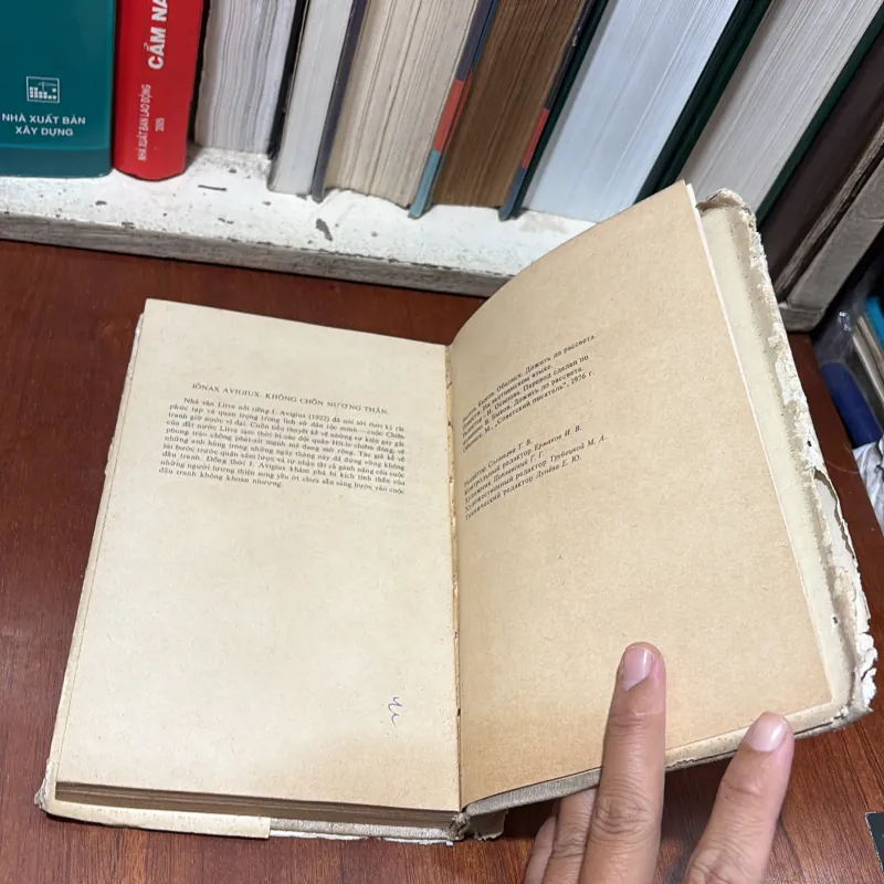 Văn Học Nước Ngoài: Câu Chuyện Một Tấm Bia _ Gắng Sống Đến Bình Minh - Vaxin BưCốp - 1985 751001