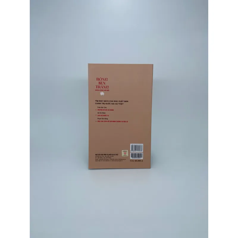 Bông sen trắng giữa lòng Hà Nội 1044805