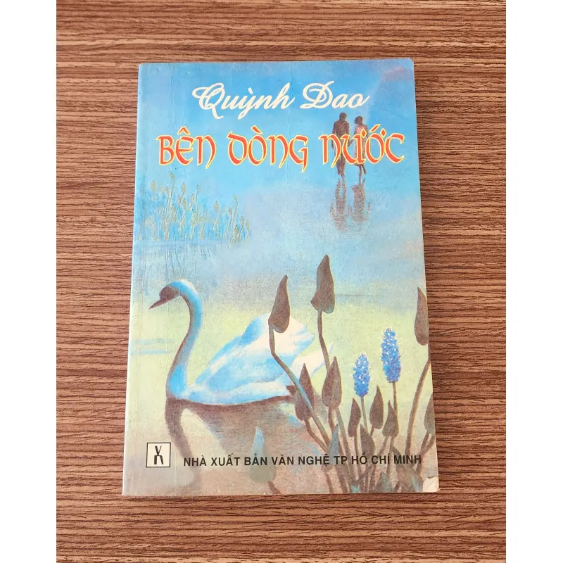 Tiểu thuyết BÊN DÒNG NƯỚC (Quỳnh Dao) - 323 trang 778224