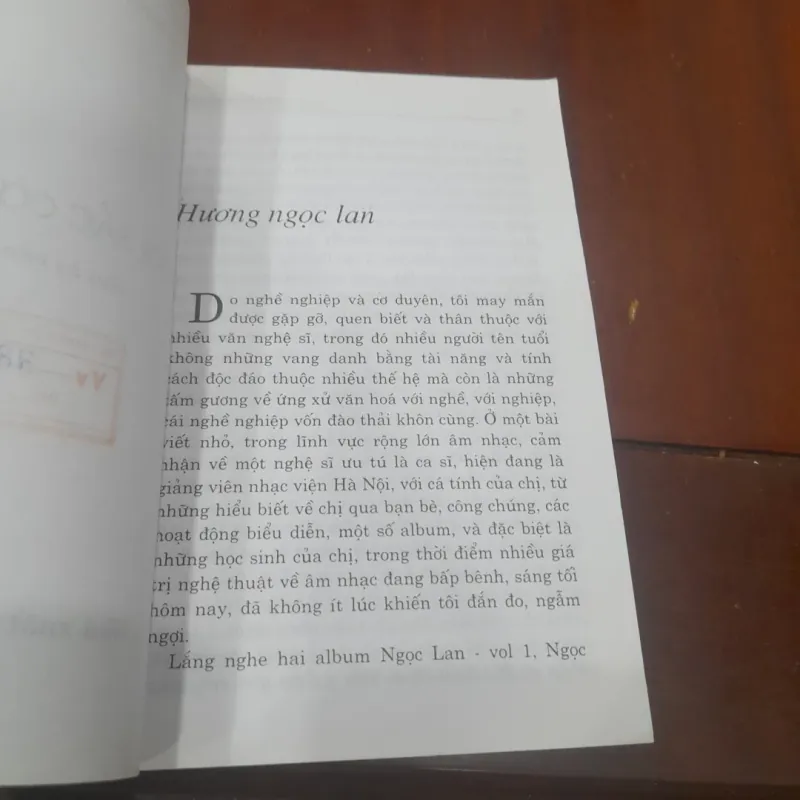 DƯỚI SẮC CỜ HÀ NỘI (bút ký văn học) 995641