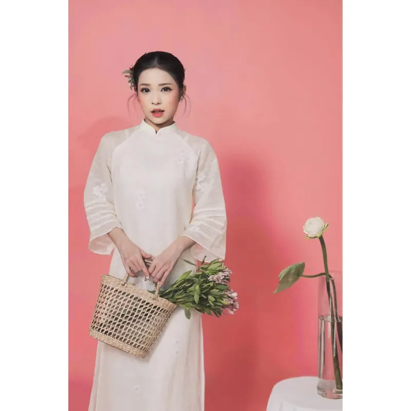 Váy cô dâu cổ cao dài tay chất liệu lụa màu trắng kem 737788
