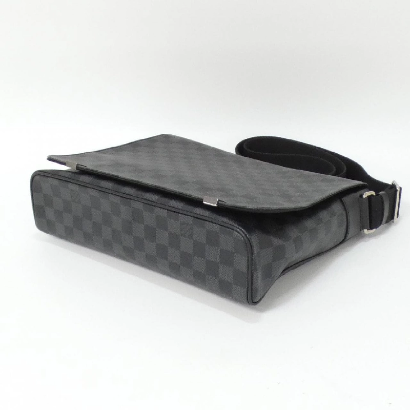 Túi đeo vai Louis Vuitton Damier Graphite District MM N41029 611881