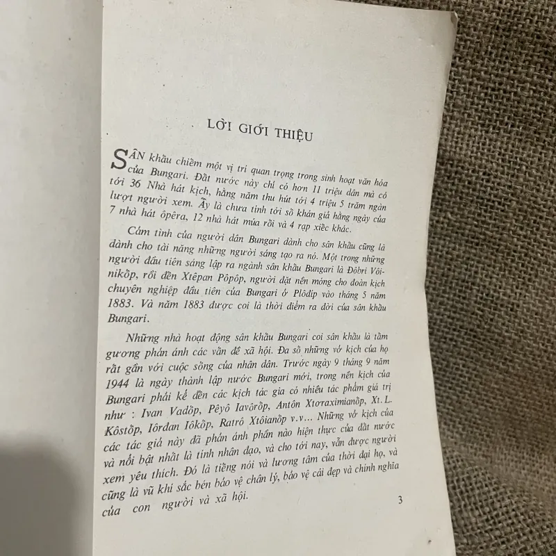 Những bông hoa anh túc - tập kịch Bungari - sân khấu- kịch  762292
