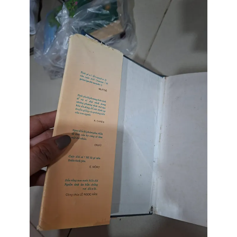 Tuyển tập thơ tình bốn phương 957758